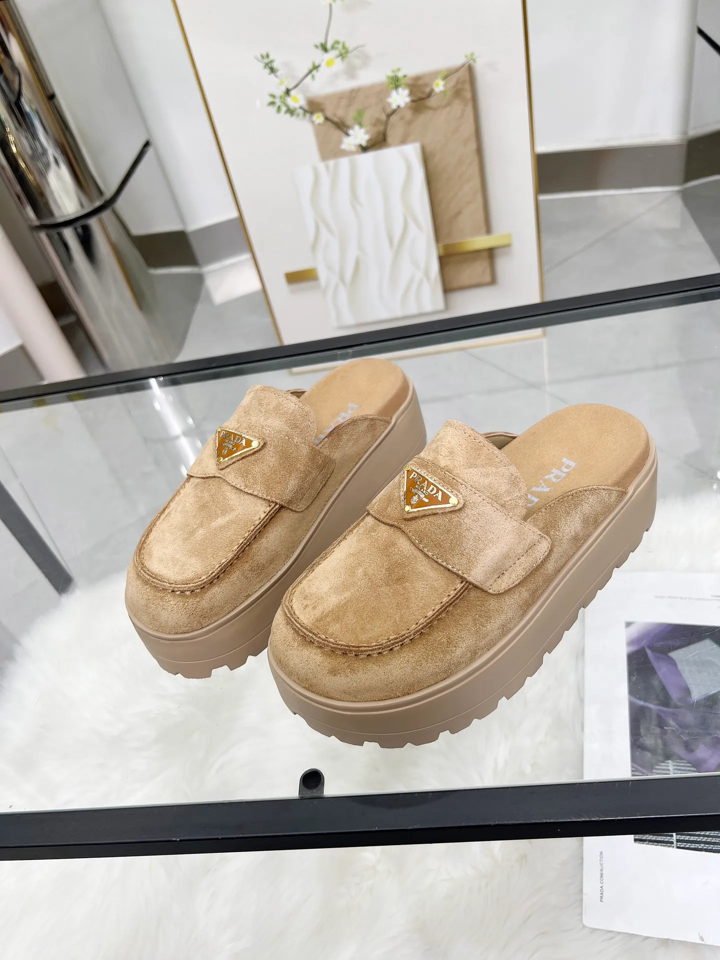 👟👟Ex-factory price 520👟👟 🌸Prada 2025 spring and summer new slippers 💫Velcro sandals The latest catwalk style, classic upgrades, both comfort and fashion. Each color combination looks good, and the design matches different style needs ✅Upper: original customized cowhide ✅Inner: original customized sheepskin lining, cowhide feet ✅Outsole: original molded anti-slip outsole ✅Number of codes: 35-40 (41 customized, non-refundable and non-exchangeable)